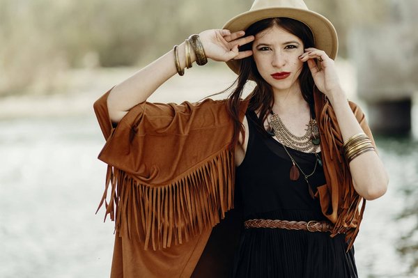 Comment faire pour adopter des vêtements western femme ?