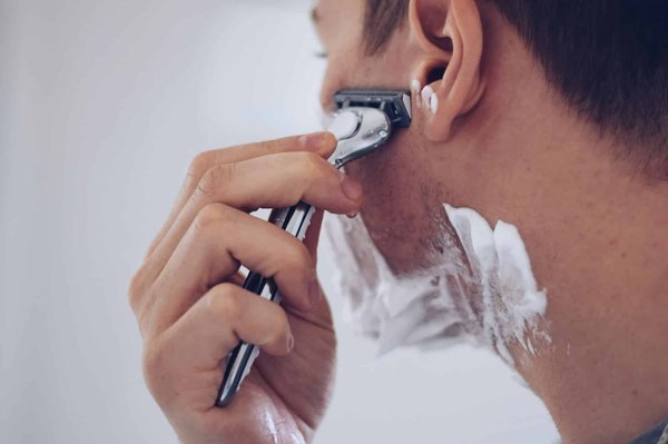 Découvrez le rasoir Feather ASD2 pour un rasage parfait