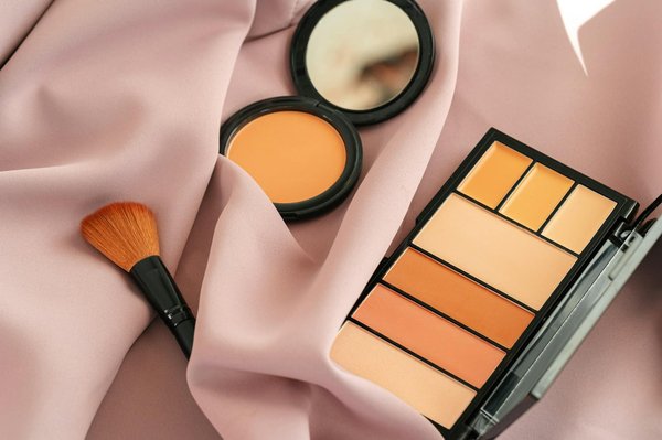 Comment les nouvelles tendances en maquillage transforment-elles l'industrie cosmétique ?